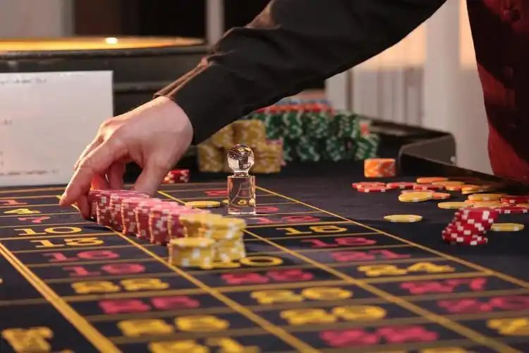 Antarmuka permainan Jewels of Prosperity menampilkan simbol perhiasan emas dan fitur bonus menarik